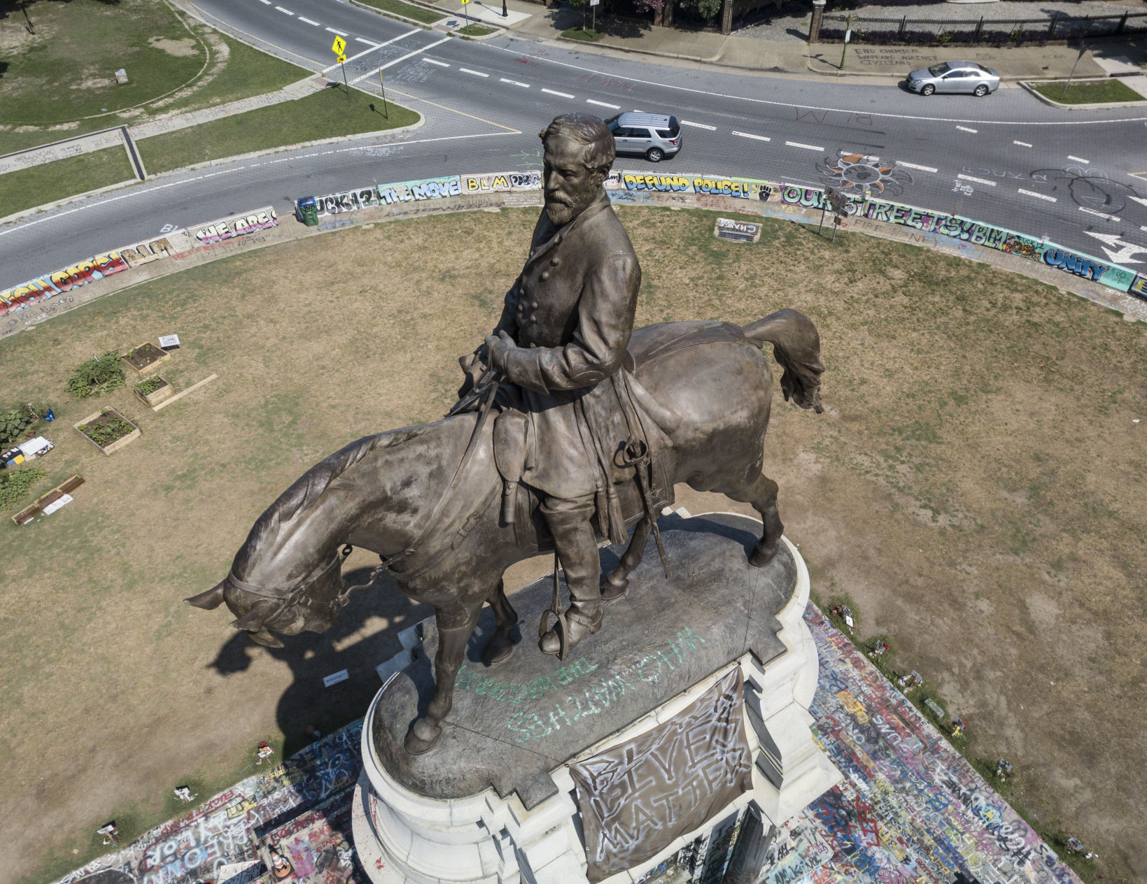 Aerial photo of Robert E. Lee statue on Monument Avenue